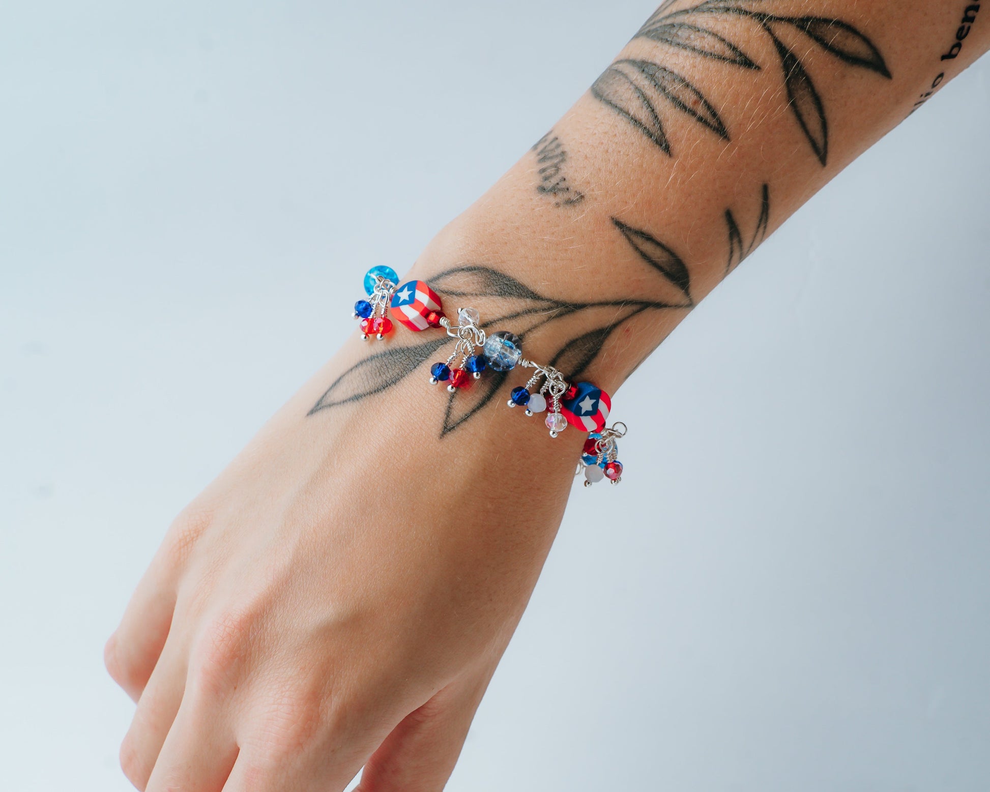 Silver wire-wrapped Puerto Rican Flag beaded bracelet | Braceliss