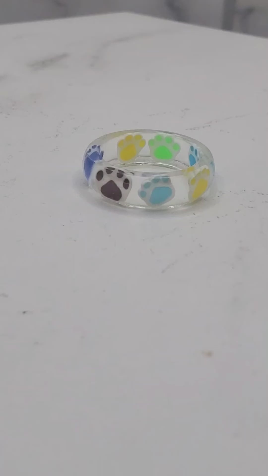 Video of paw print resin ring - Braceliss