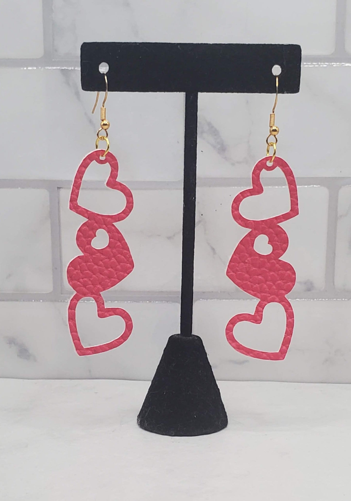 Hollow trio heart - Dark pink faux leather earrings - braceliss