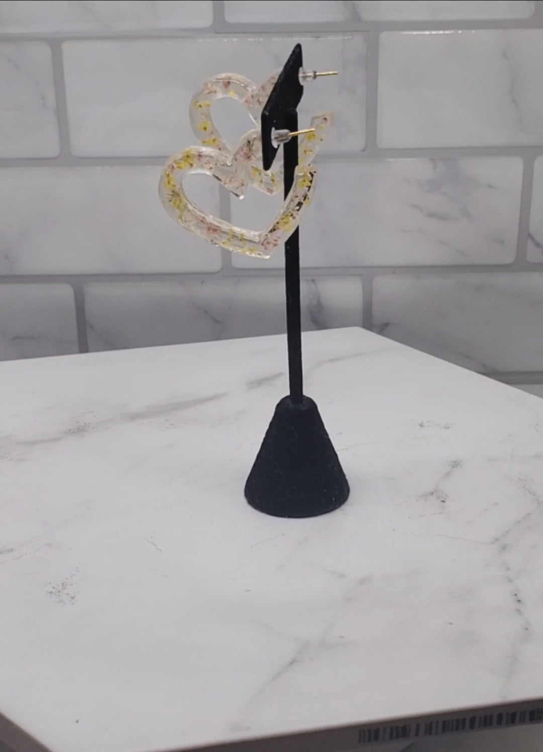 Floral heart hoops | pressed flower resin earrings video | Braceliss