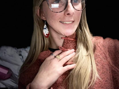Girl wearing Deermas Earrings - Braceliss