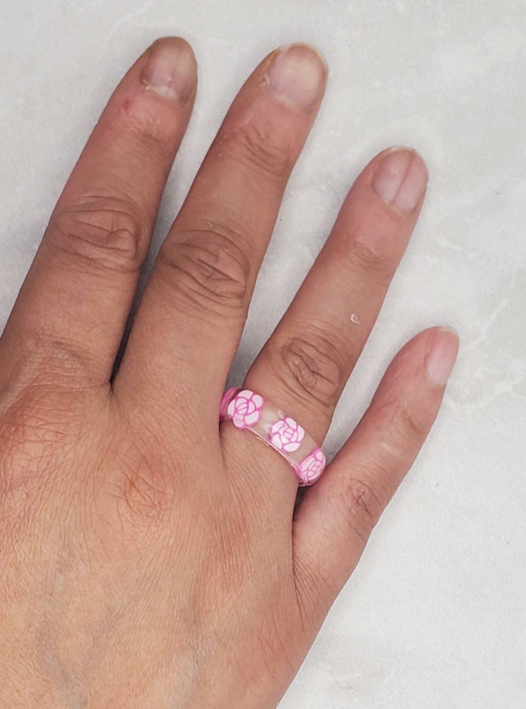 Rose resin ring on a woman's hand - braceliss