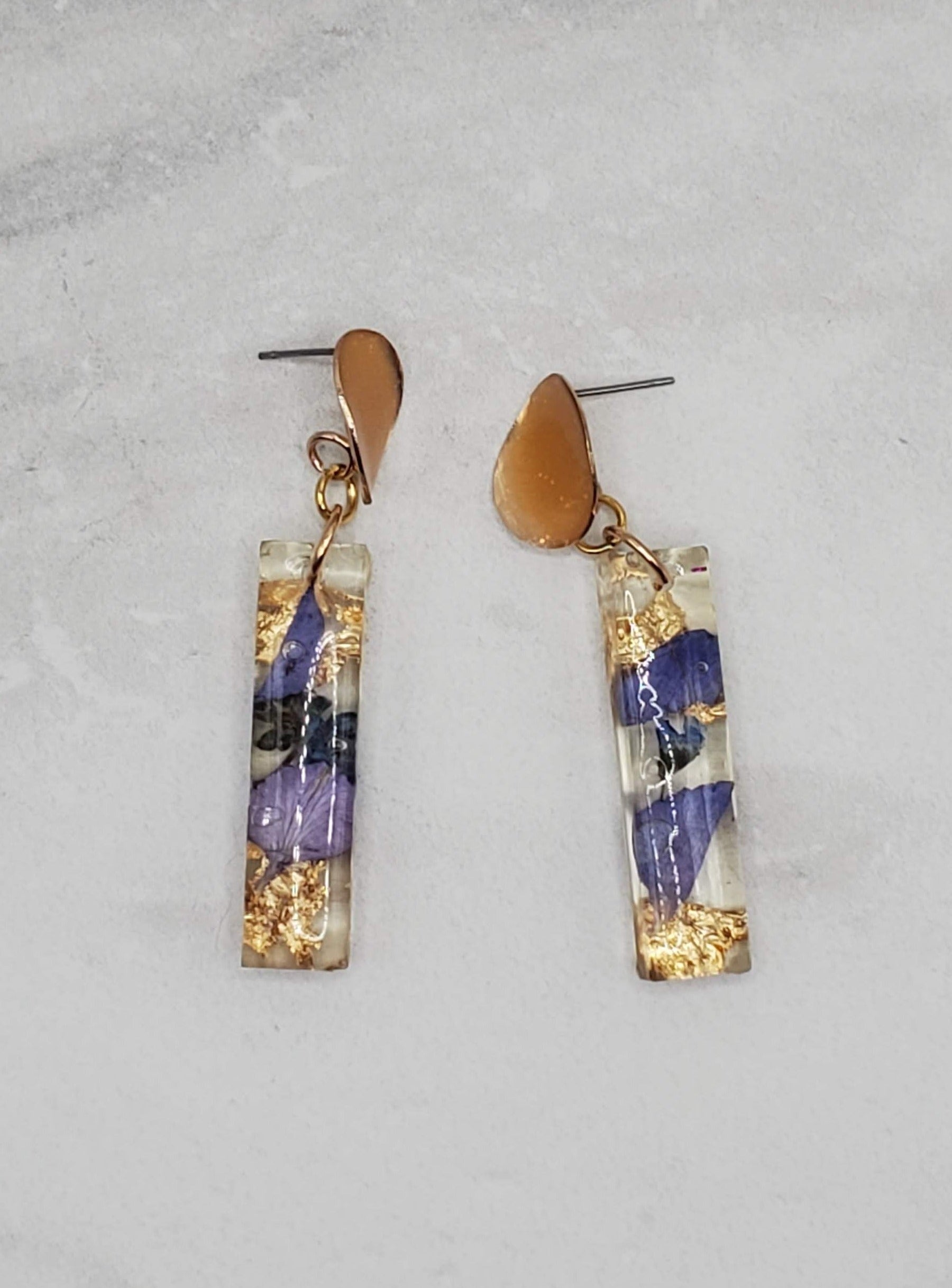 Purple floral bar earrings | pressed flower resin earrings flatlay | Braceliss